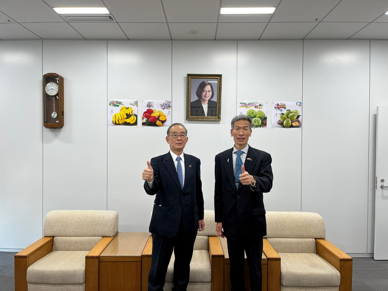 向處長(右)與豐井會長(左)合影留念