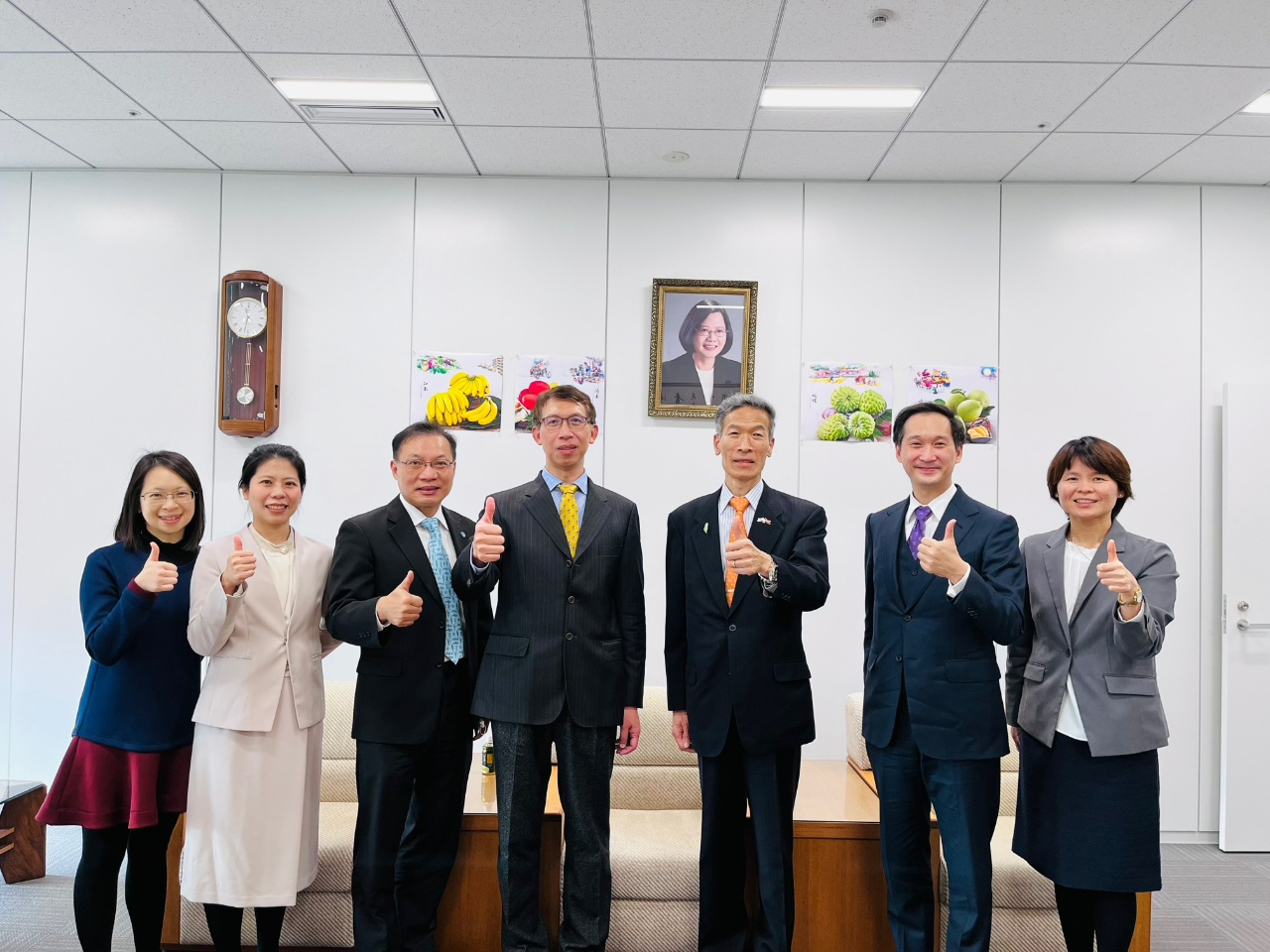 (左至右)國立清華大學國際學士班林書瑜秘書、林佩錡助理教授、駐大阪辦事處張永賢副處長、清華國際學院董瑞安院長、駐大阪辦事處向明德處長、台北政經學院謝英哲執行長、林育柔教育秘書