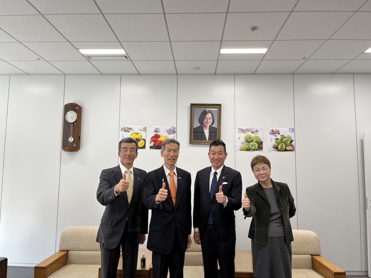 向處長(左二)與梶山會長(右二)、廣田理事長(左一)及岸田事務局長(右一)合影