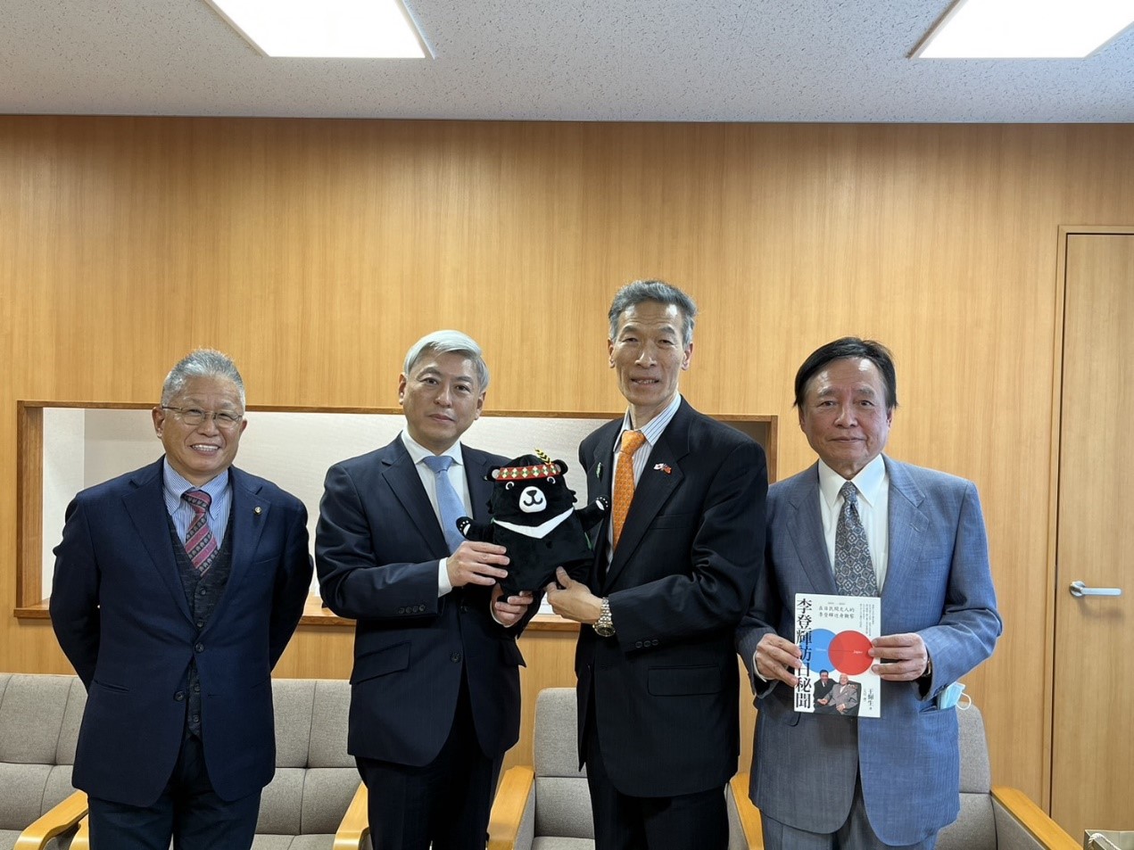 向處長(右二)與佐藤市長(左二)、細川議員(左一)及王委員(右一)合影