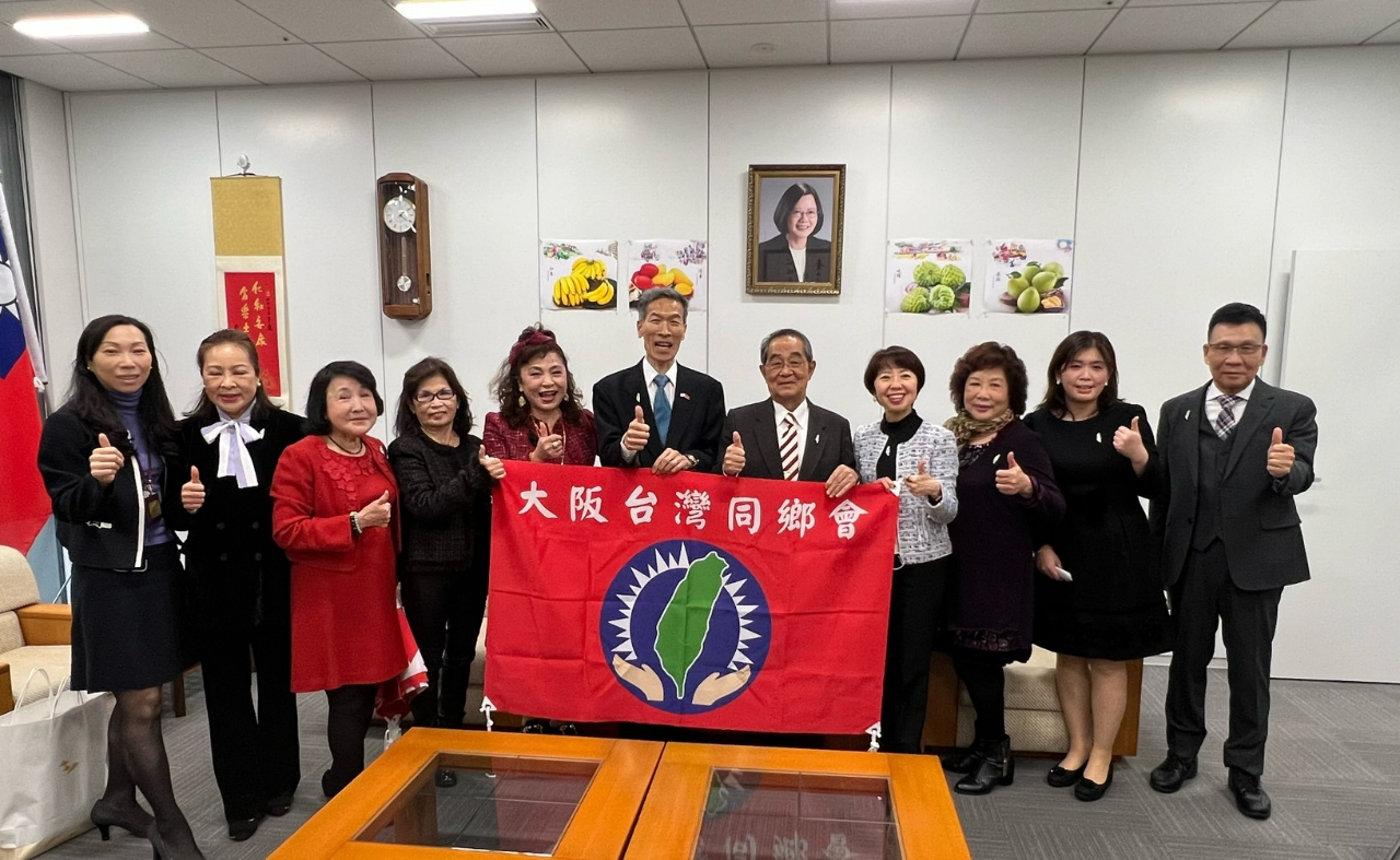 向處長(右6)與謝會長(左5)等幹部合影