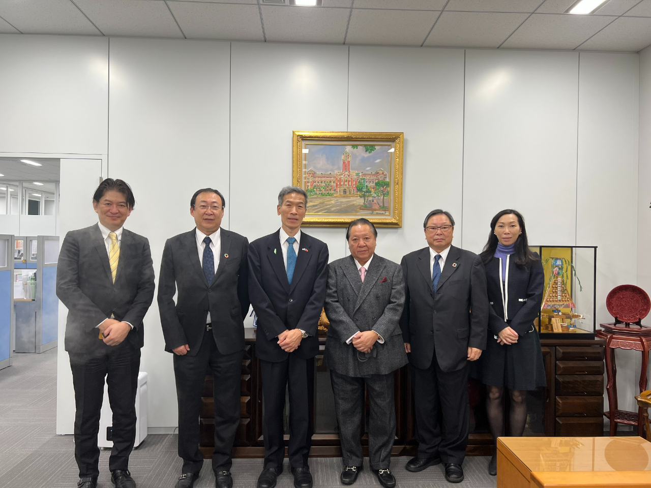 左起:宮島事務局長、王會長、向處長、何副會長、張顧問及楊秘書