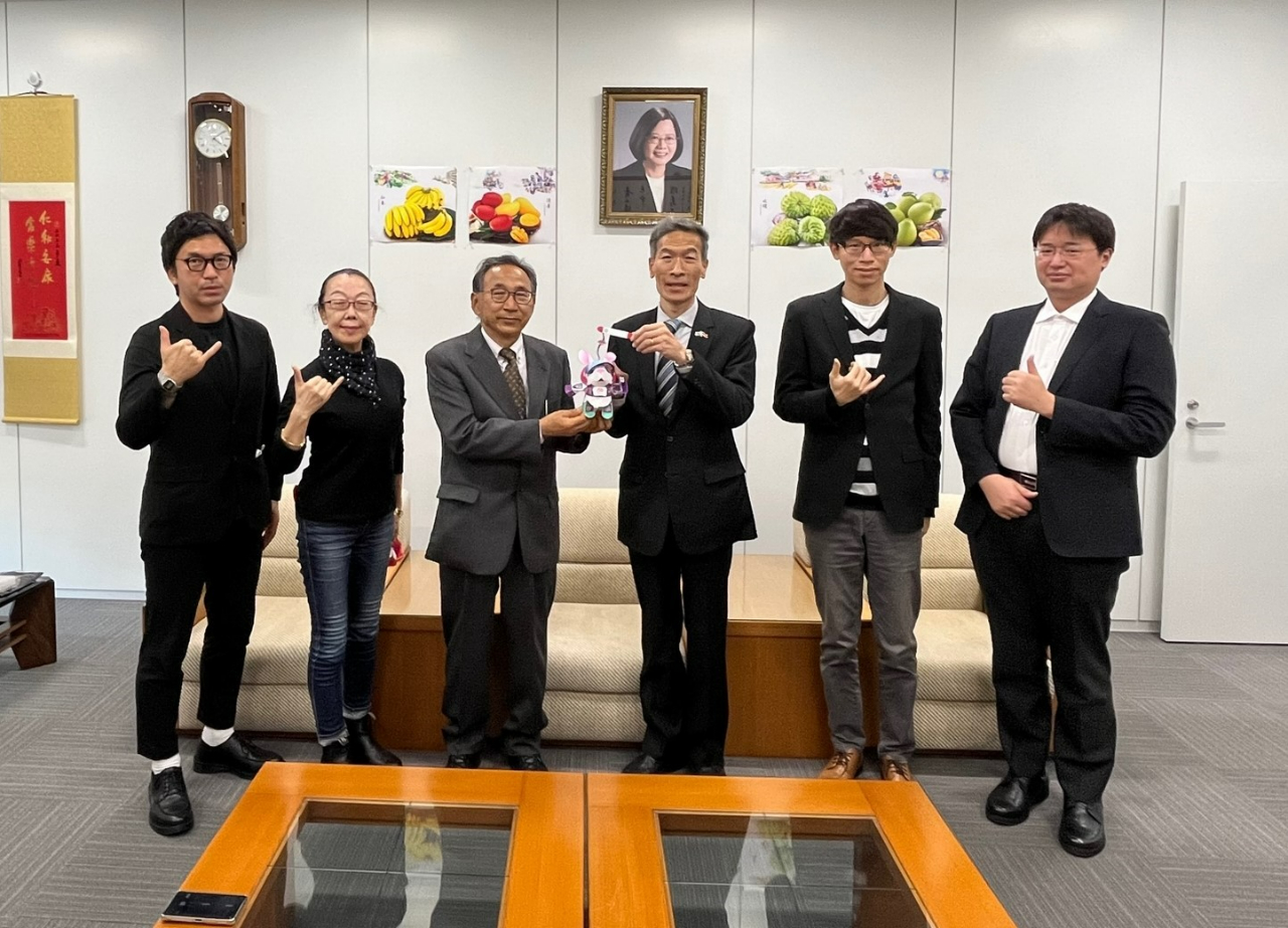 向處長(右3)、城山館長(左3)、古谷小姐(左2)、大島先生(左1)、吳秘書(右2)、陳摩西先生(右1)合影留念