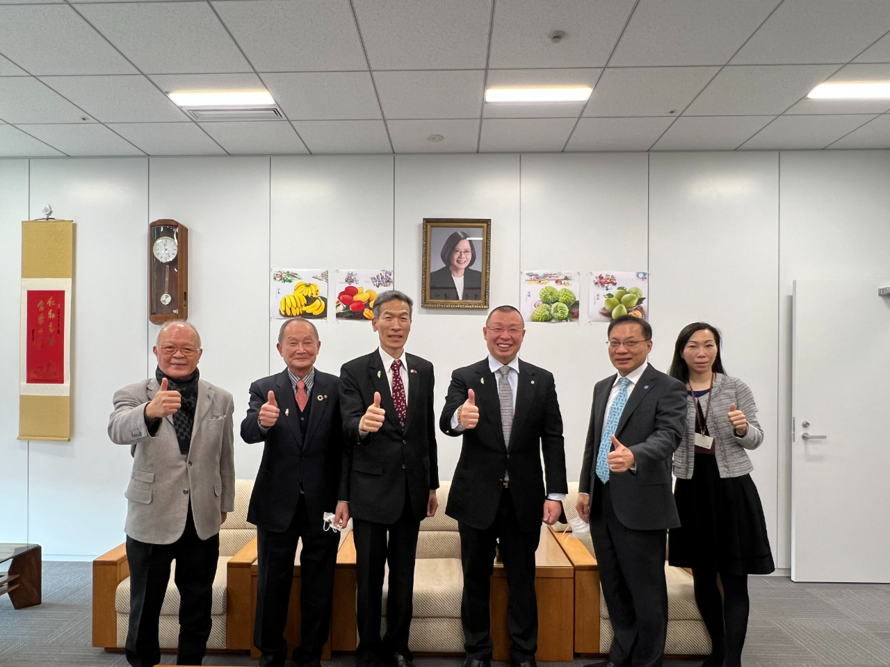 左起：陳會長、蔡名譽會長、向處長、陳會長、張副處長及楊秘書