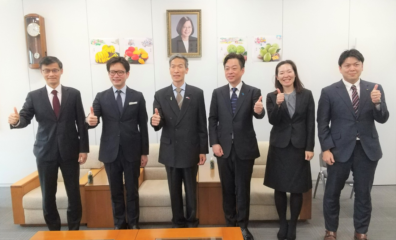 左起：黃組長、奧山社長、向處長、大西前眾議員、平岡部長、高田係長