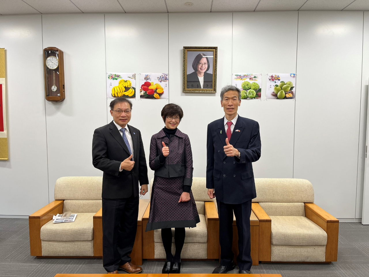 向處長(右)、井本研究家(中)、張副處長(左)