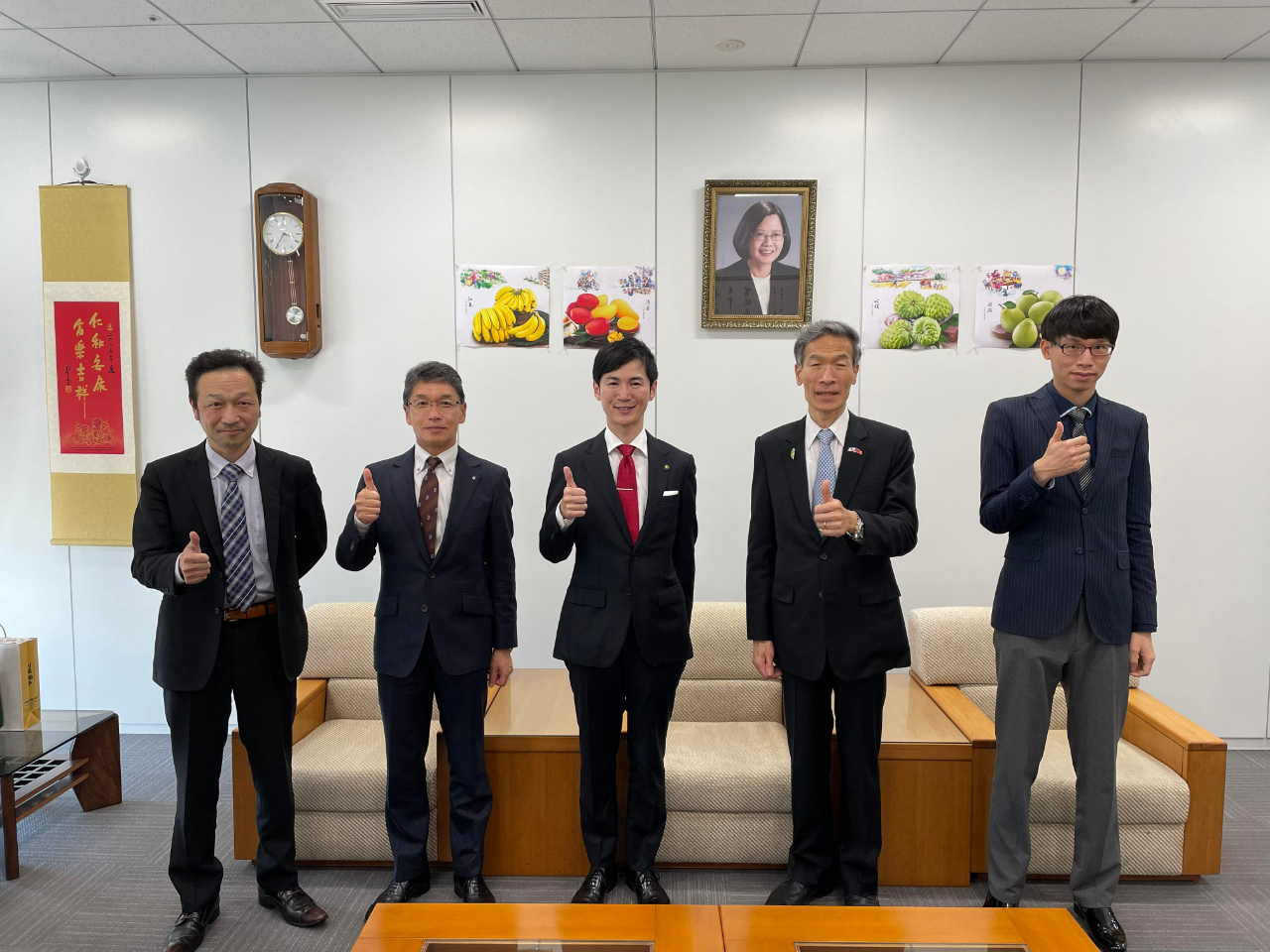 左至右: 松田課長、森岡部長、石丸市長、向處長、吳秘書