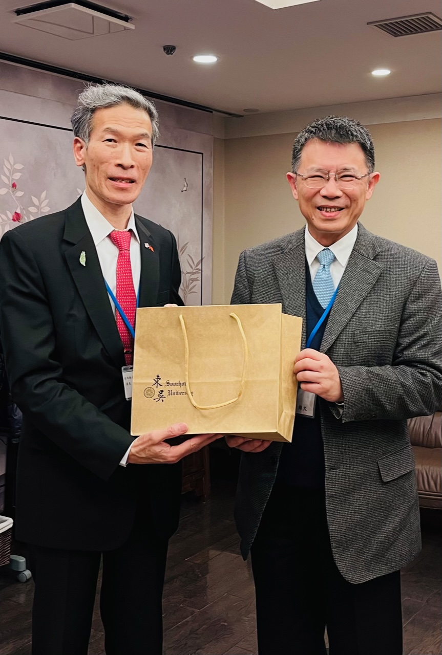 駐大阪辦事處向明德處長與東吳大學潘維大校長(右)