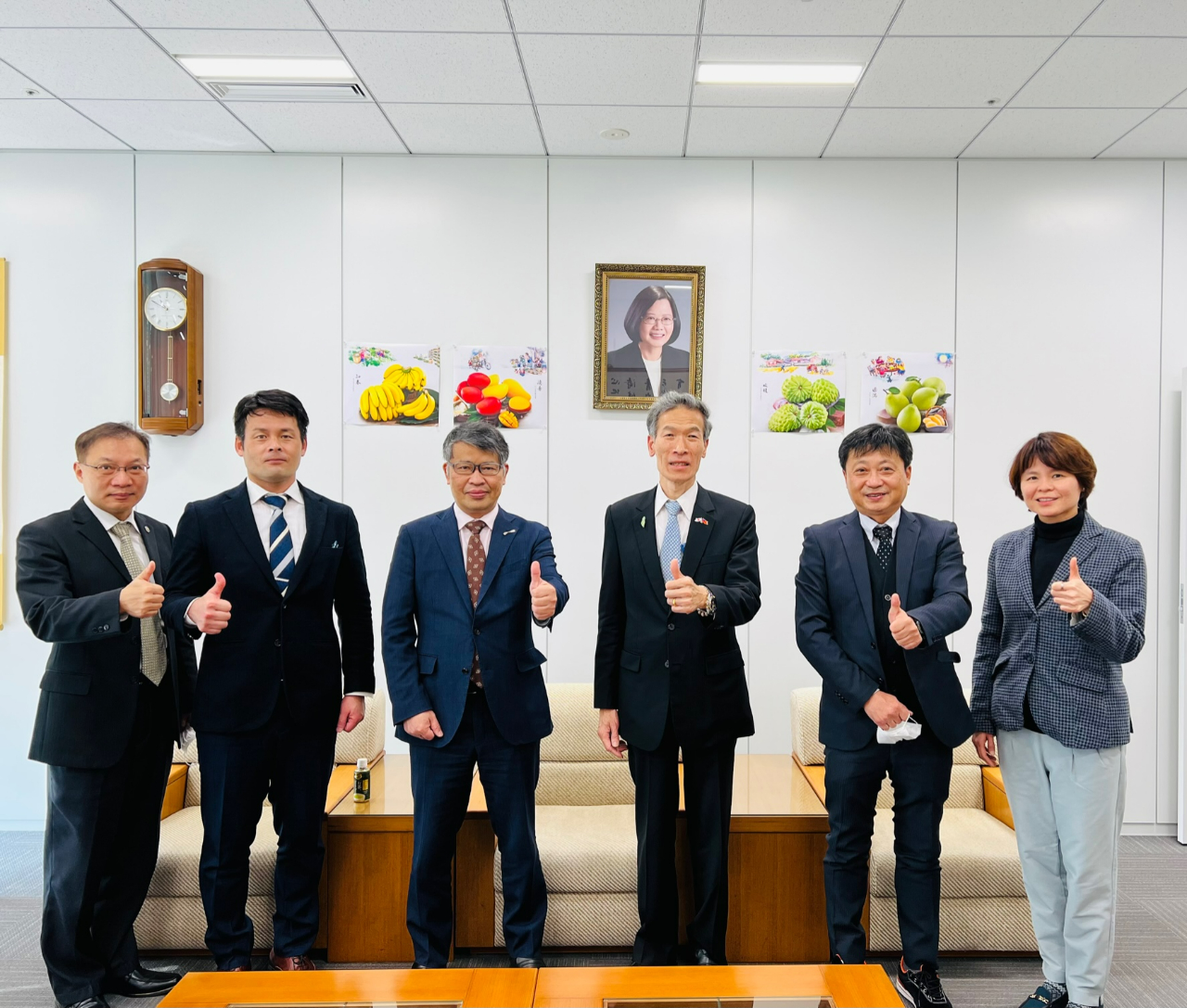 (左至右)駐大阪辦事處張永賢副處長、追手門學院大手前中‧高等學校福島哲也主幹教諭、濵田賢治校長、向明德處長、台灣進學塾谷井隆夫代表、林育柔教育秘書