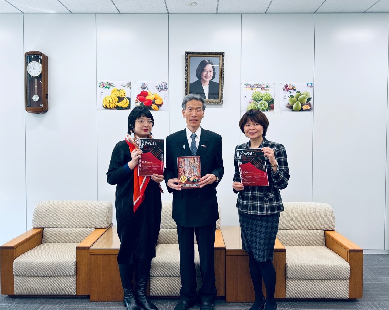 NSO國家交響樂團郭玟岑執行長(左)與駐大阪辦事處向明德處長、林育柔教育秘書合影