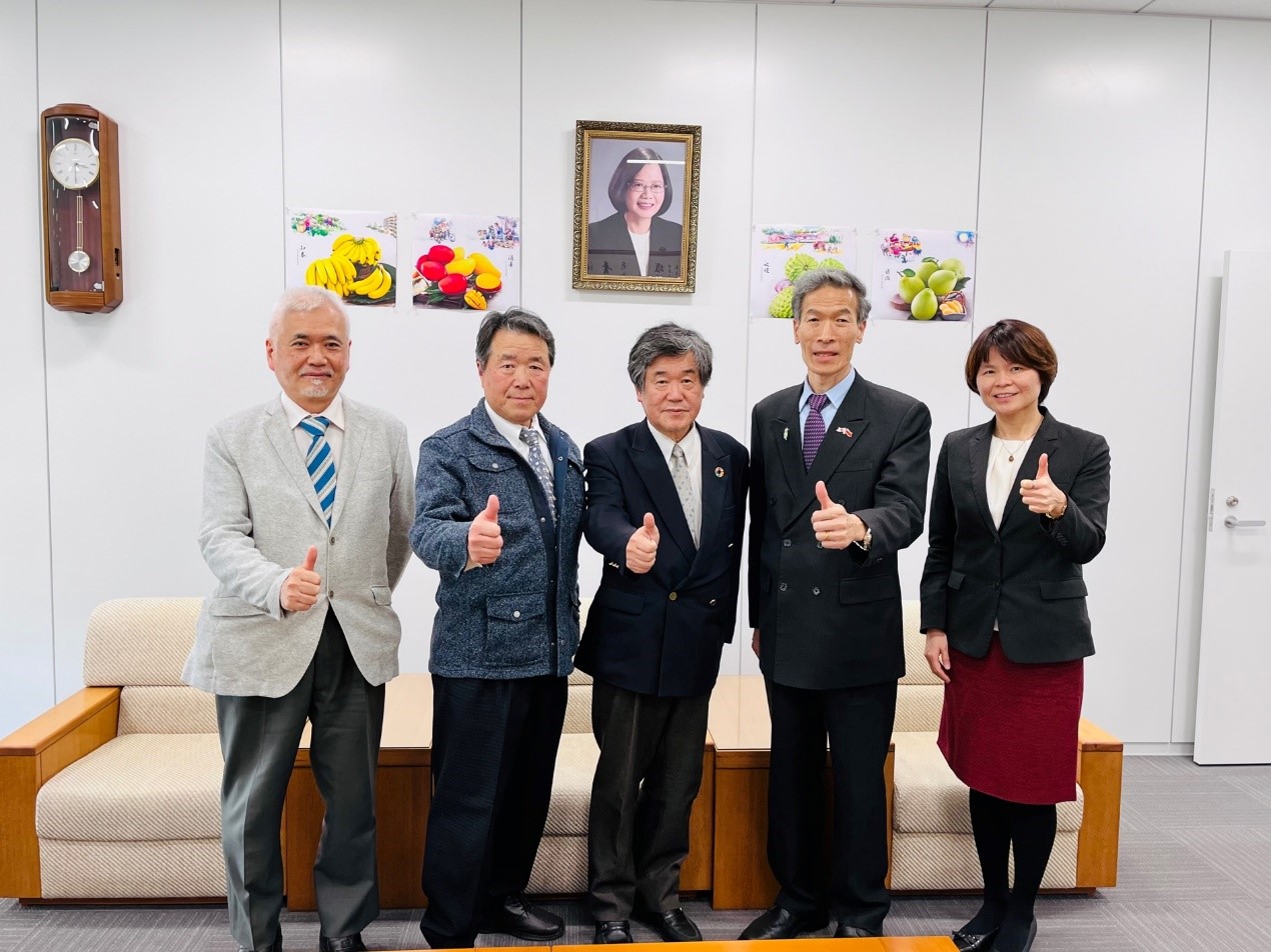 (左至右)愛知國際文化交流財團丸山太郎評議員、児島志泰執行理事、安藤正志代表理事、駐大阪辦事處向明德處長、林育柔教育秘書