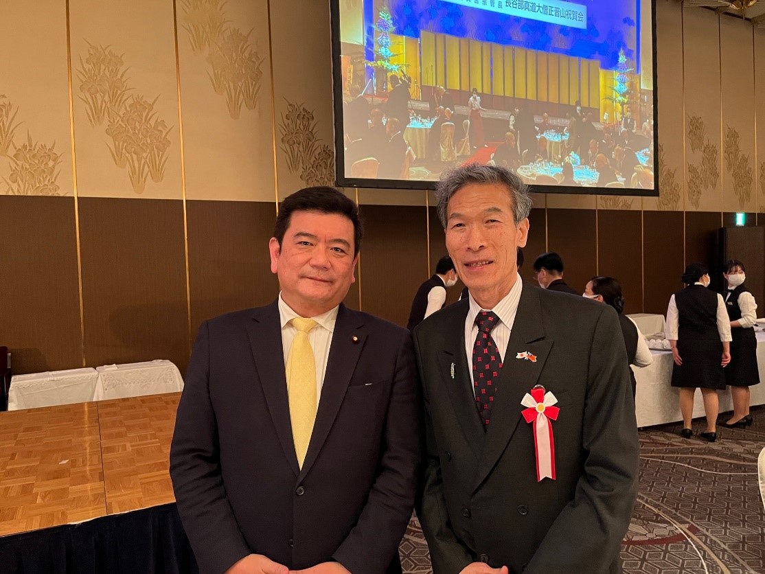 向處長(右)與森山眾議員(左)出席活動