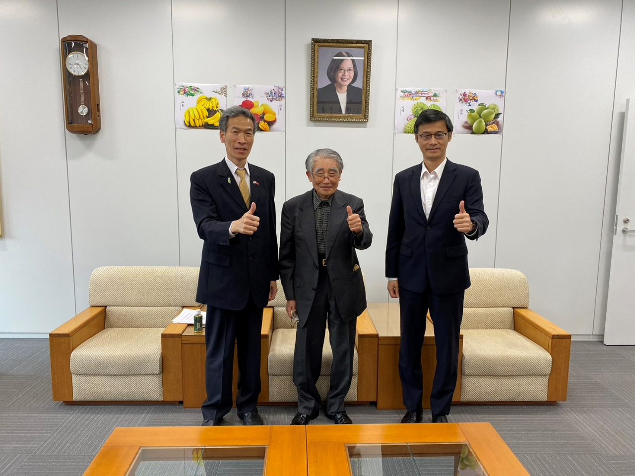 (左至右)向處長、平石秘書、黃組長