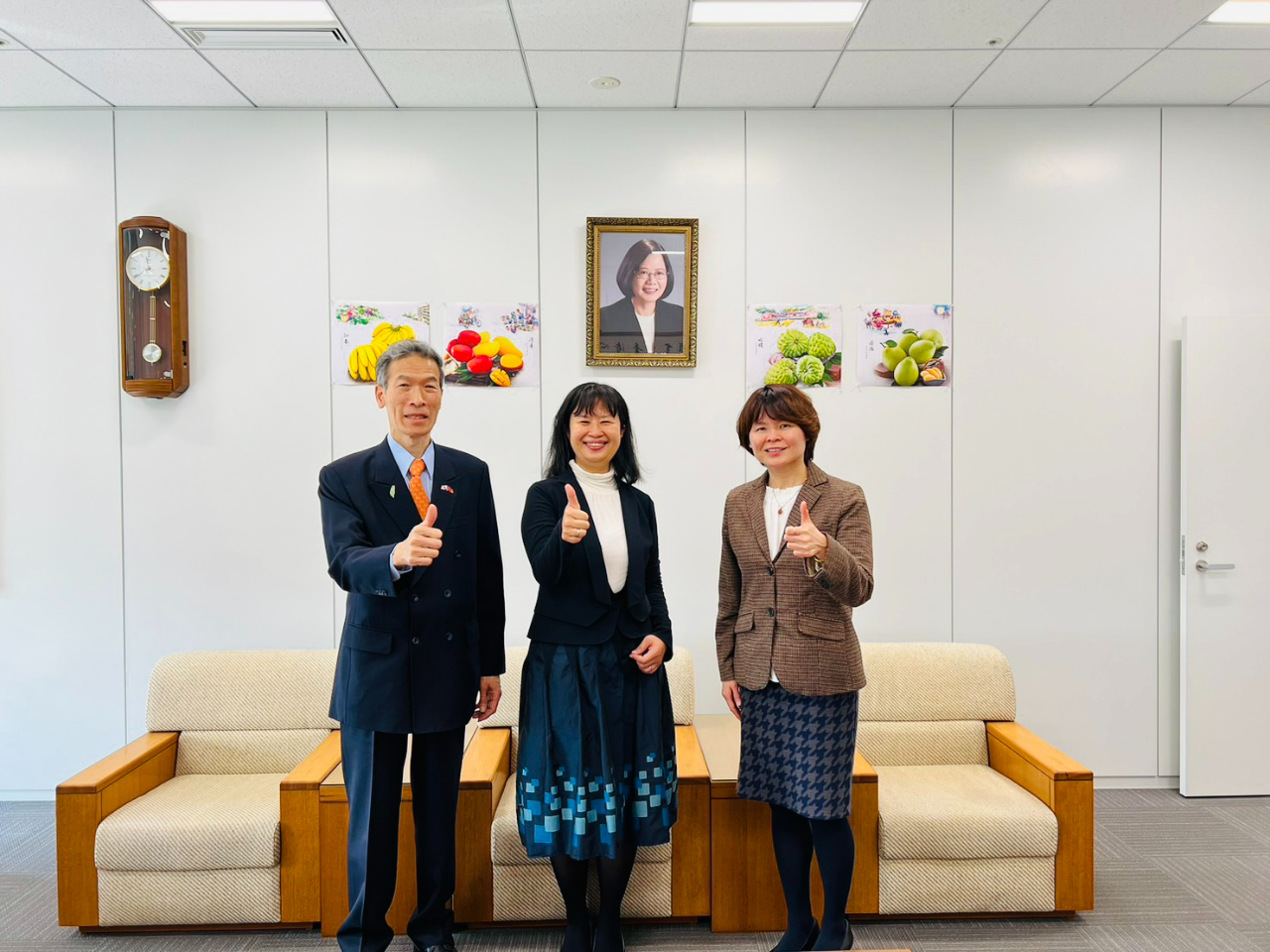(左至右)駐大阪辦事處向明德處長、鄭安君研究員、林育柔教育秘書
