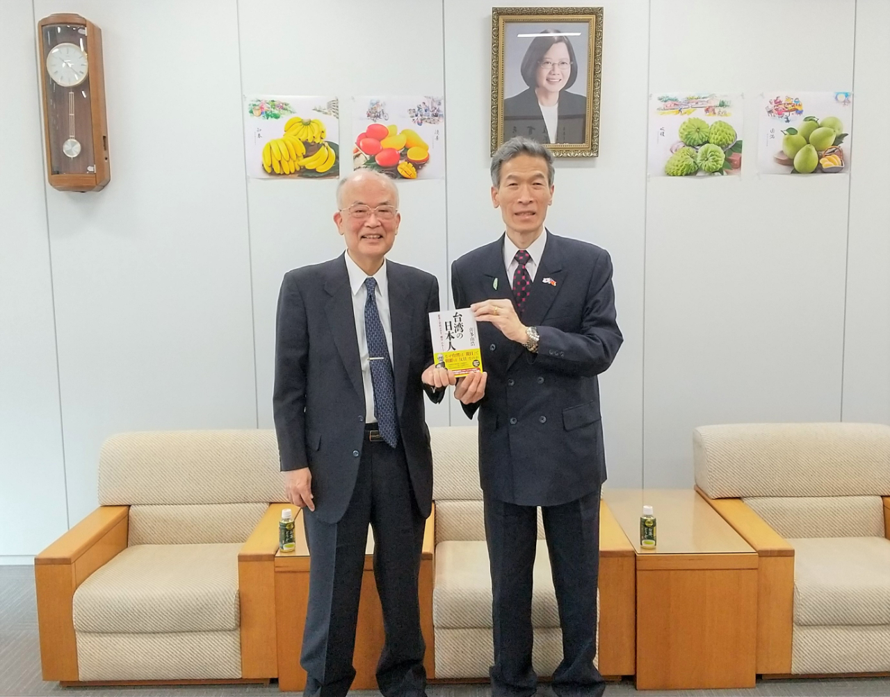 向處長與山本會長（左）