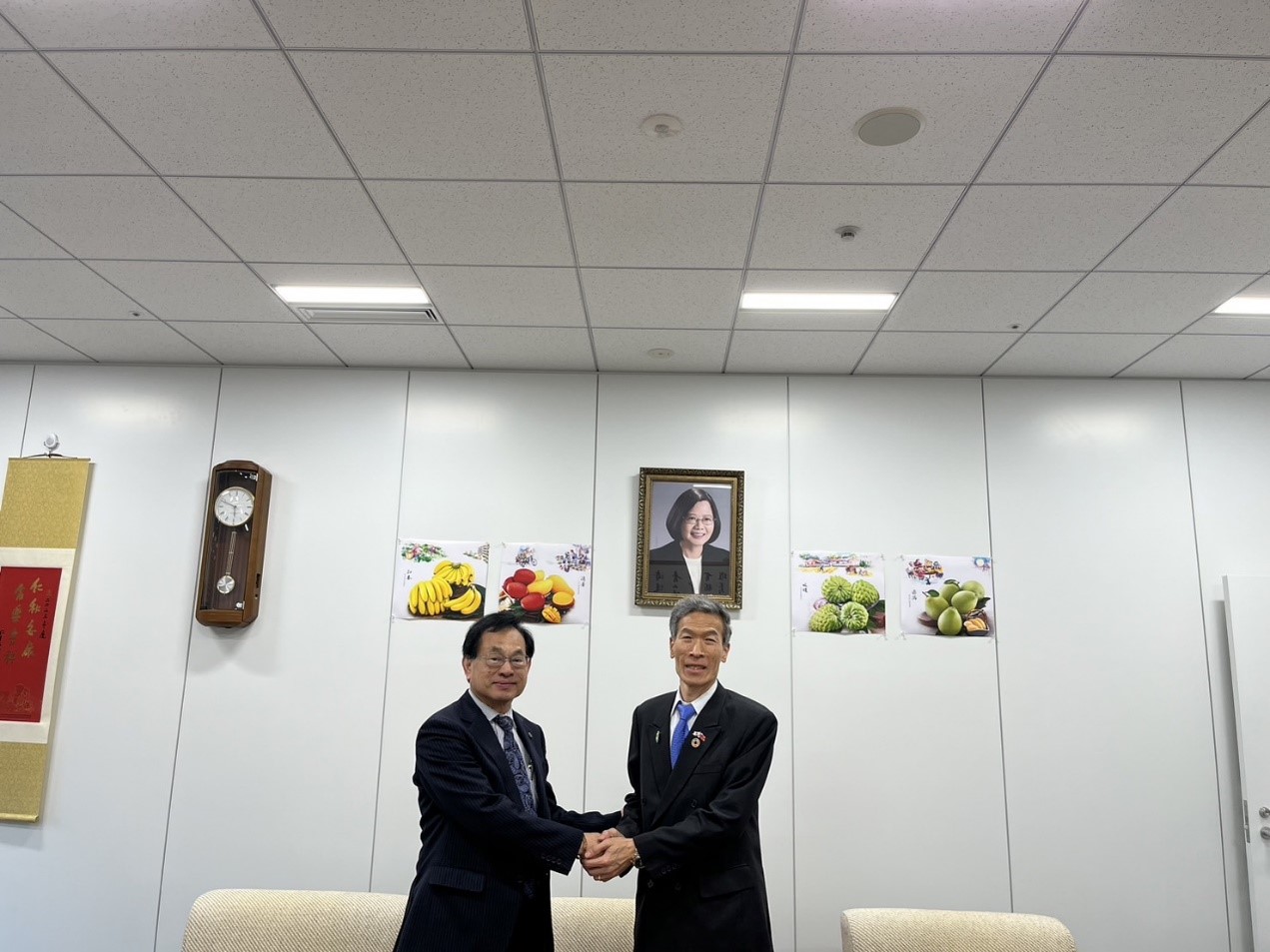 處長(右)與松本議員(左)合影