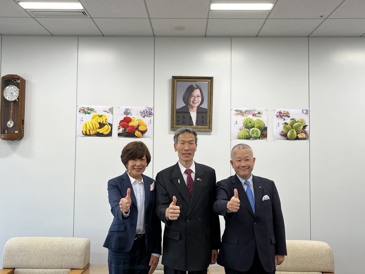 處長(中)與北村理事長(右)及理事長夫人(左)合影