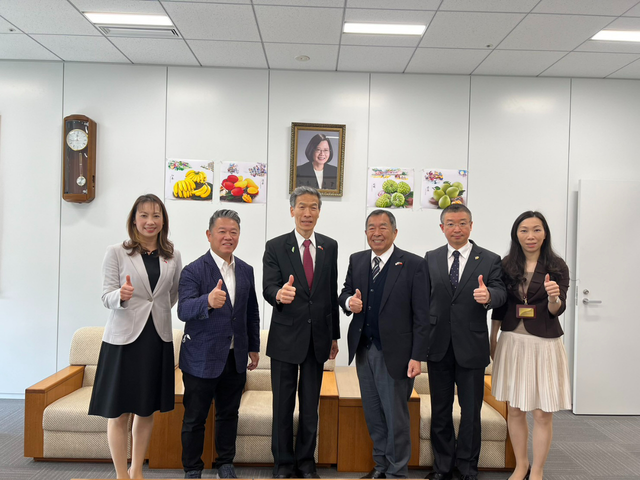 左起：劉佳玲事務局長、魏禧之會長、向明德處長、郭重信會長、林學謙事務局長及楊慧萍秘書