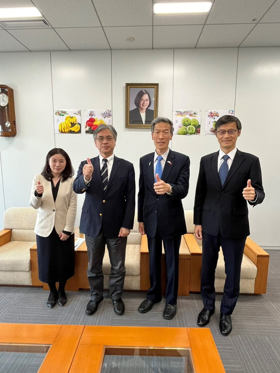 左至右：ATR事業開發室辰巳真起子擔當部長、鈴木博之代表取締役專務、向處長、黃組長