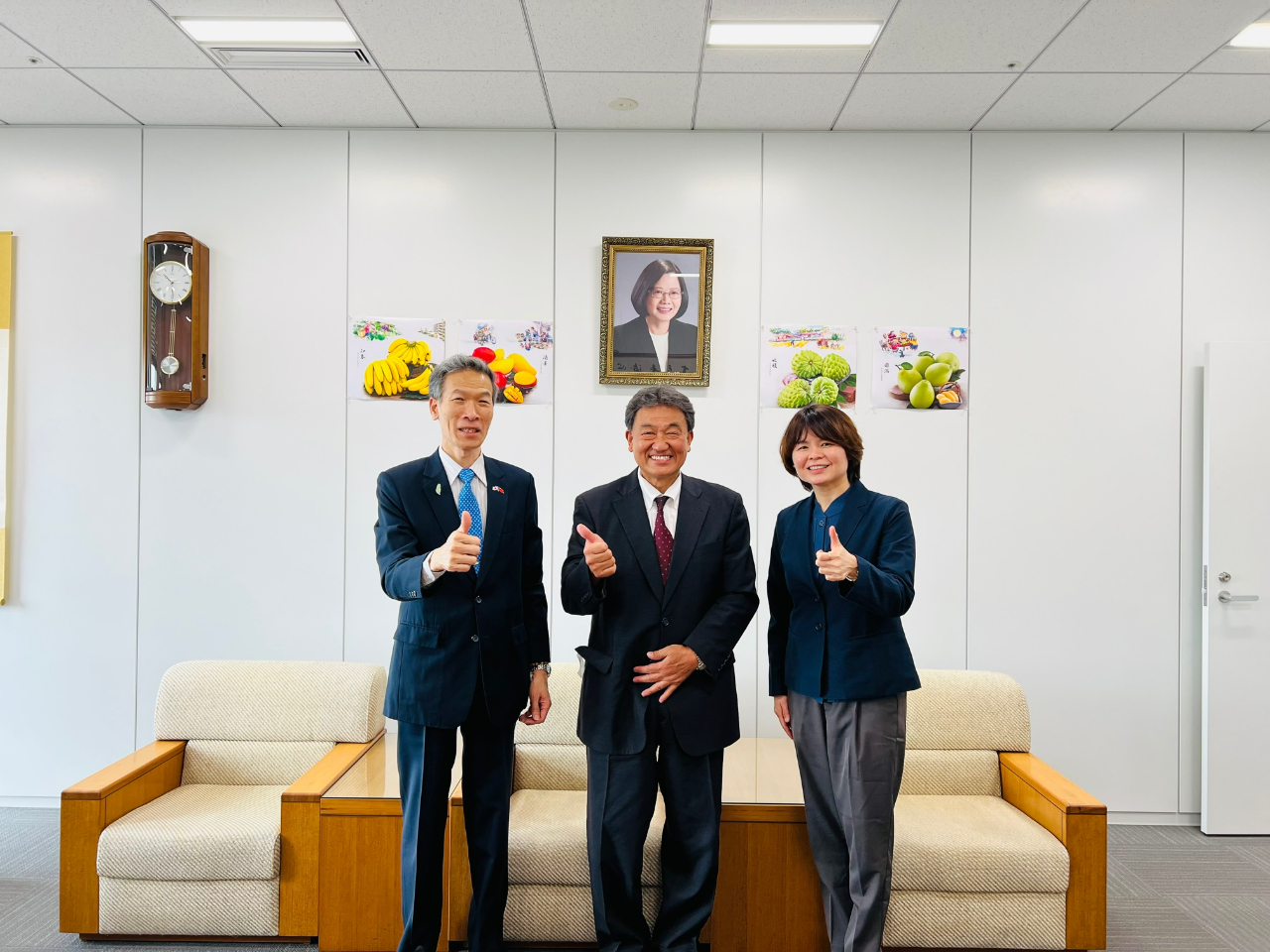 (左至右)駐大阪辦事處向明德處長、日華青少年交流協會相澤邦彥專務理事、林育柔教育秘書
