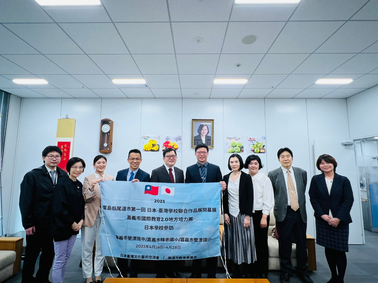 嘉義市精忠國小楊勛凱校長(左4)、蘭潭國小邱榮輝校長(右5)等一行前來拜會駐大阪辦事處洪英傑處長(左5)