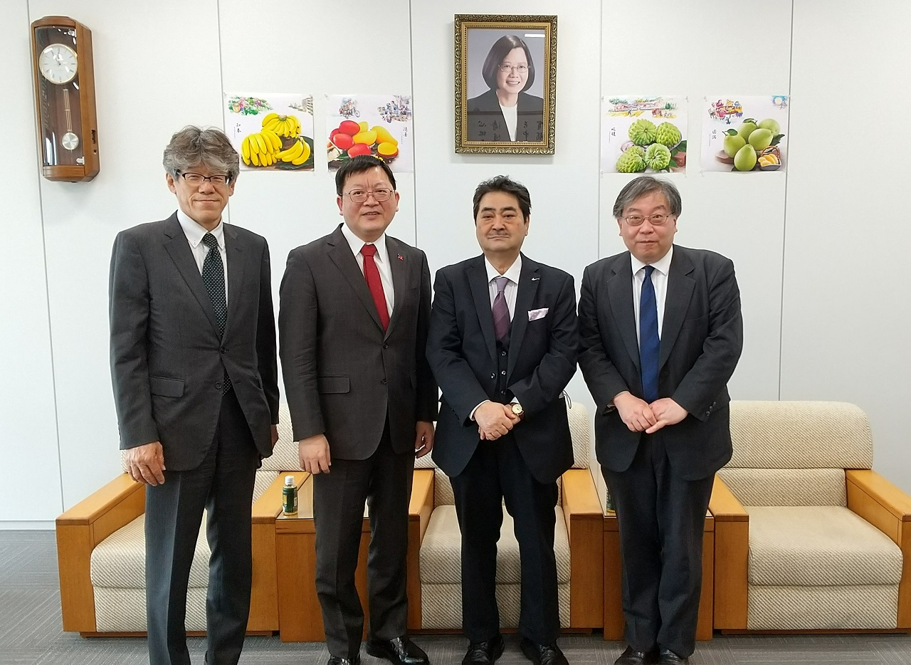 左起：佐藤代表、洪處長、三宅社長及若狹先生