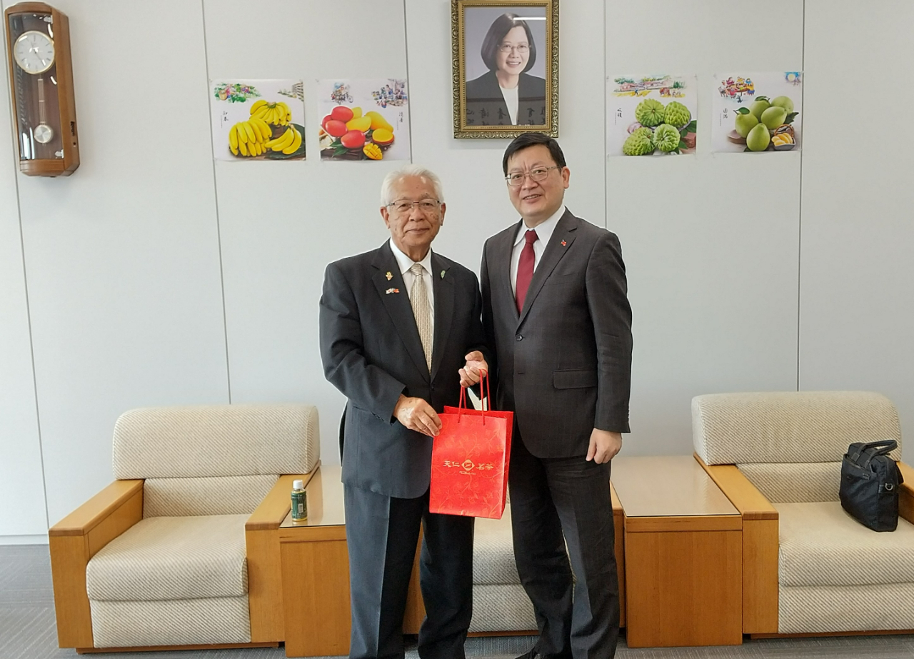 洪處長（右）與永野前會長合影