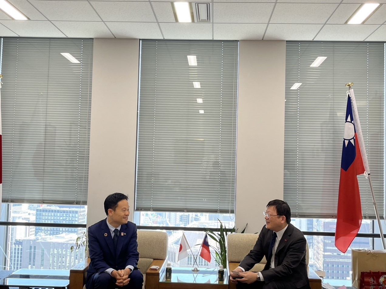 洪處長(右)與酒井市長(左)合影