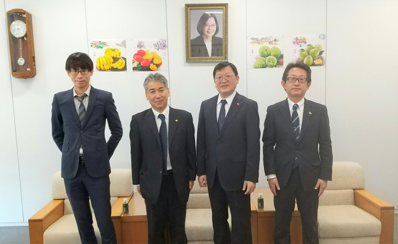 右起：山內次長、洪處長、仙波所長、吳秘書