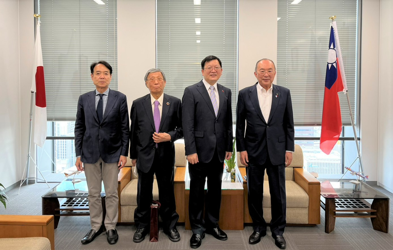 右起：鈴木副會長、洪處長、川合會長、西脇副會長