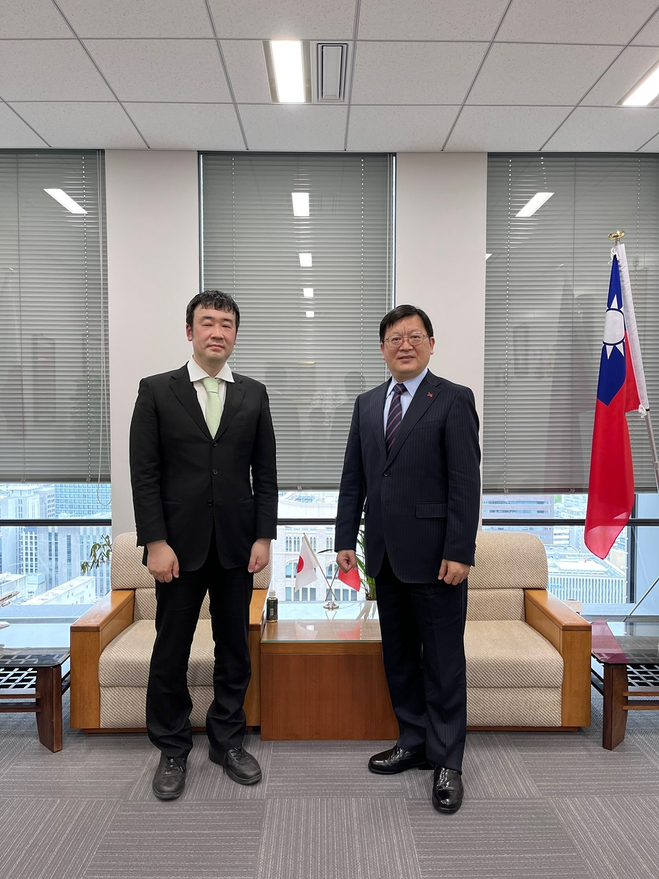 駐大阪辦事處洪英傑處長接見早稻田攝陵中學校高等學校松田和也副校長