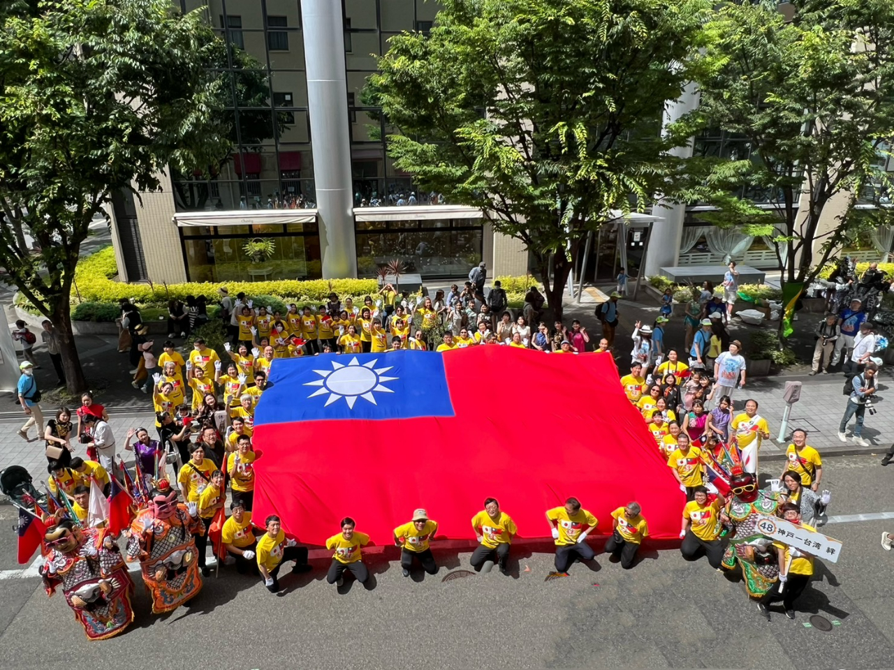 洪處長(第一排蹲右4)與參與神戶祭僑胞合影
