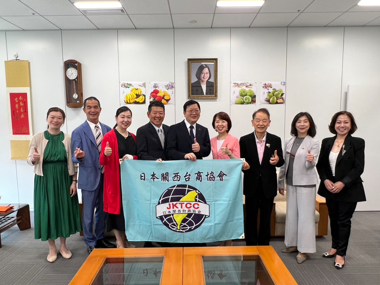 洪英傑處長(中)與楊立寧會長(左4)等幹部合影