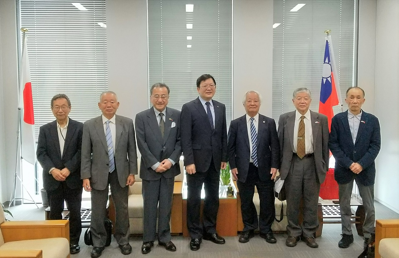 左起：廣內理事、藤本事務局長、阪口理事長、洪處長、兒玉會長、加藤副會長、奧田理事