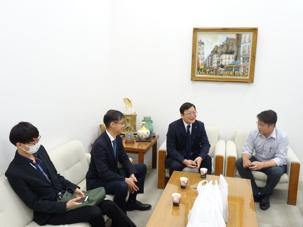 左起：吳秘書、黃組長、洪處長、蔡代表