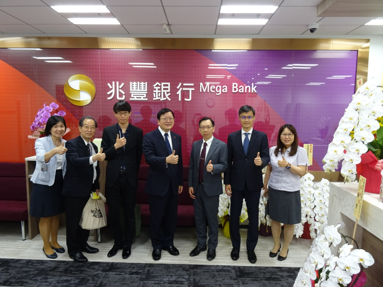 洪處長（中）偕同仁與蔡支店長等人合影