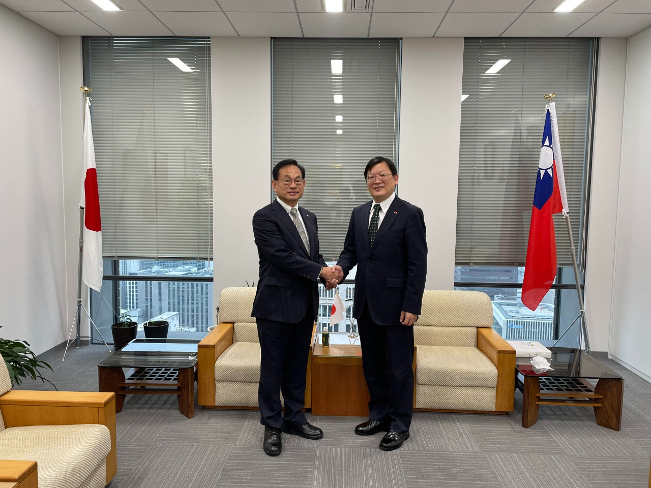  松本利明前會長(左)、洪處長(右)