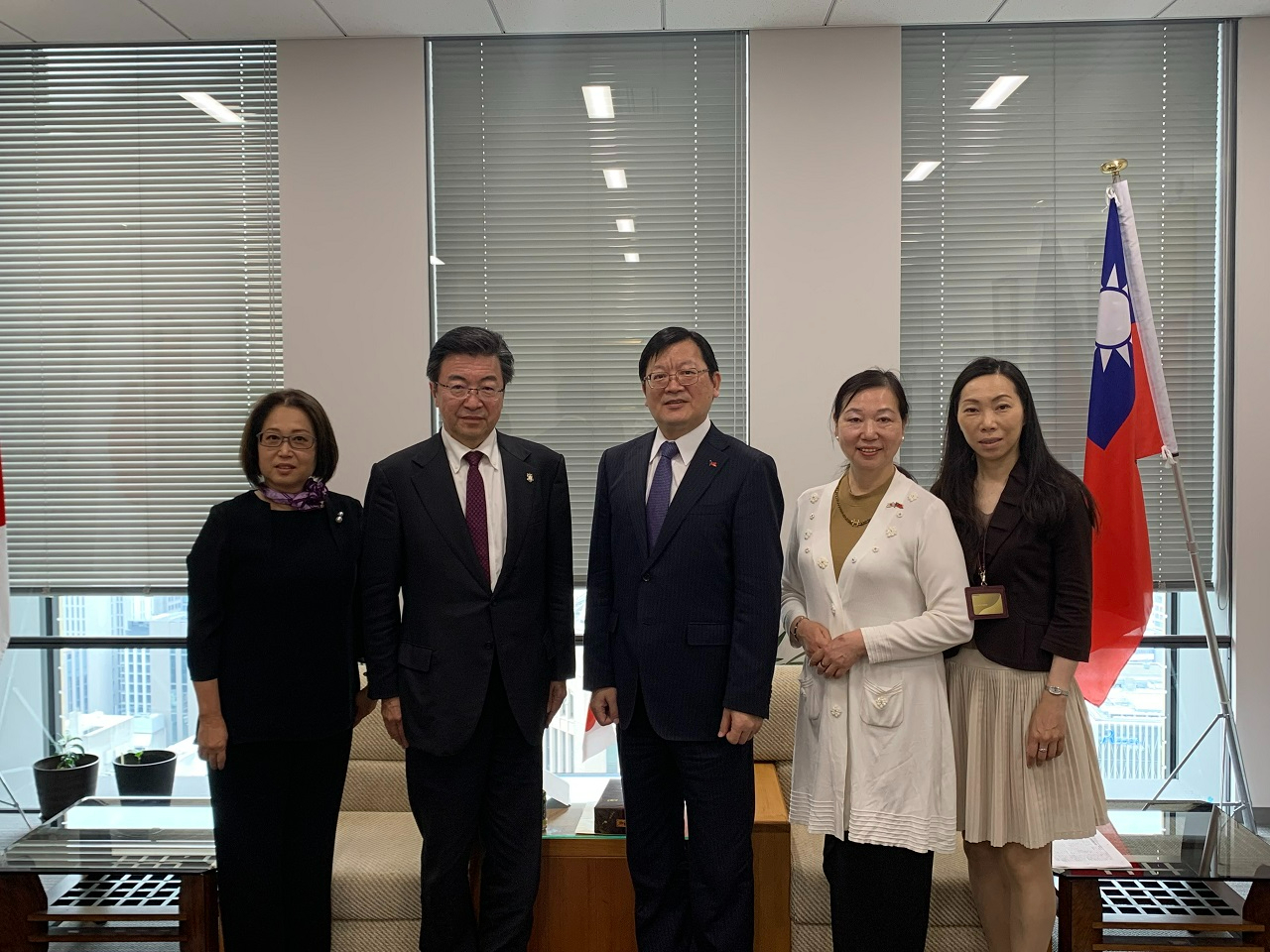 洪處長(中)與上島會長(右2)及越智代表理事(左2)合影