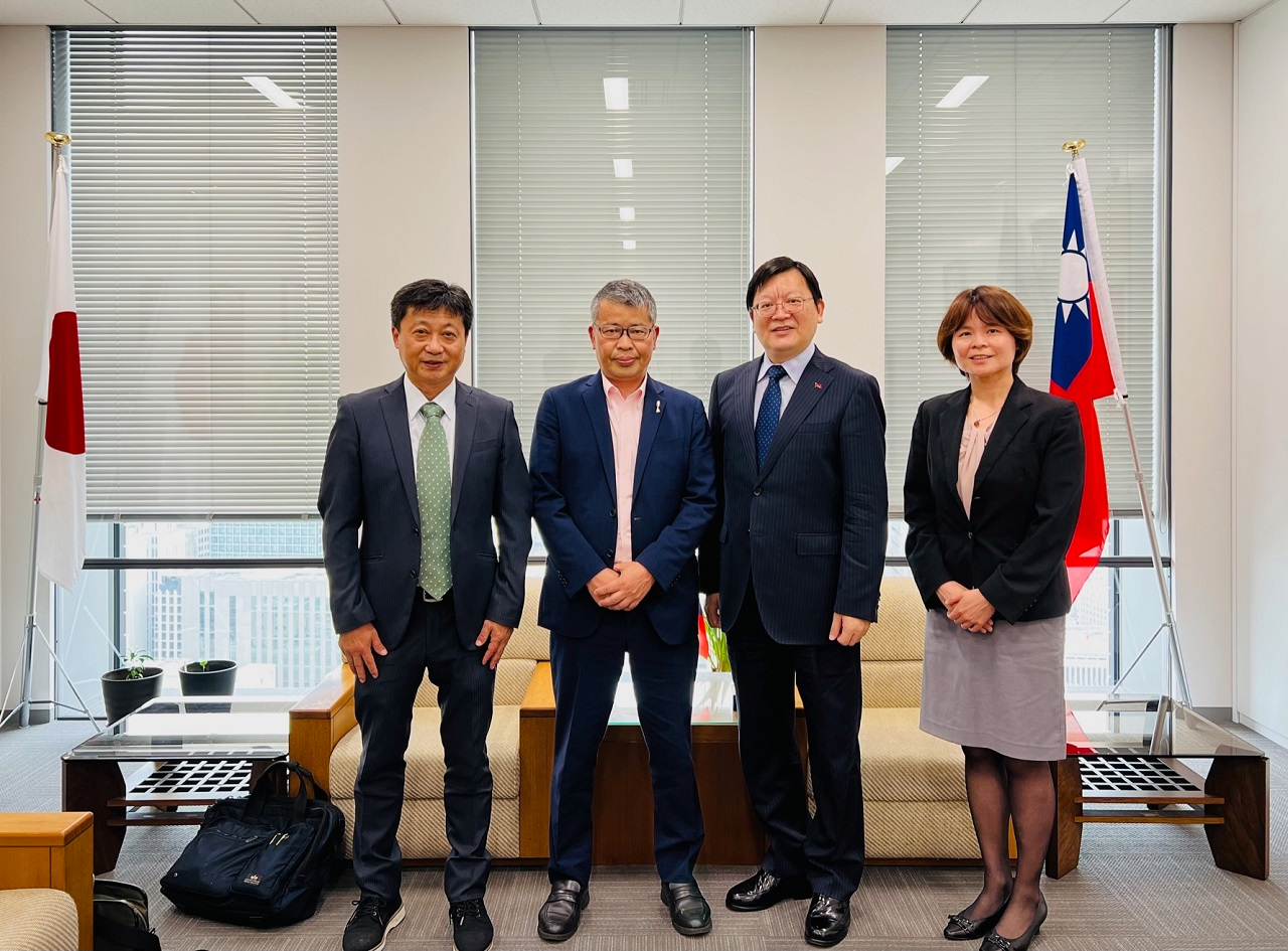 (左至右)台灣進學塾谷井隆夫代表、大手前中‧高等學校濵田賢治校長、駐大阪辦事處洪英傑處長、林育柔教育秘書