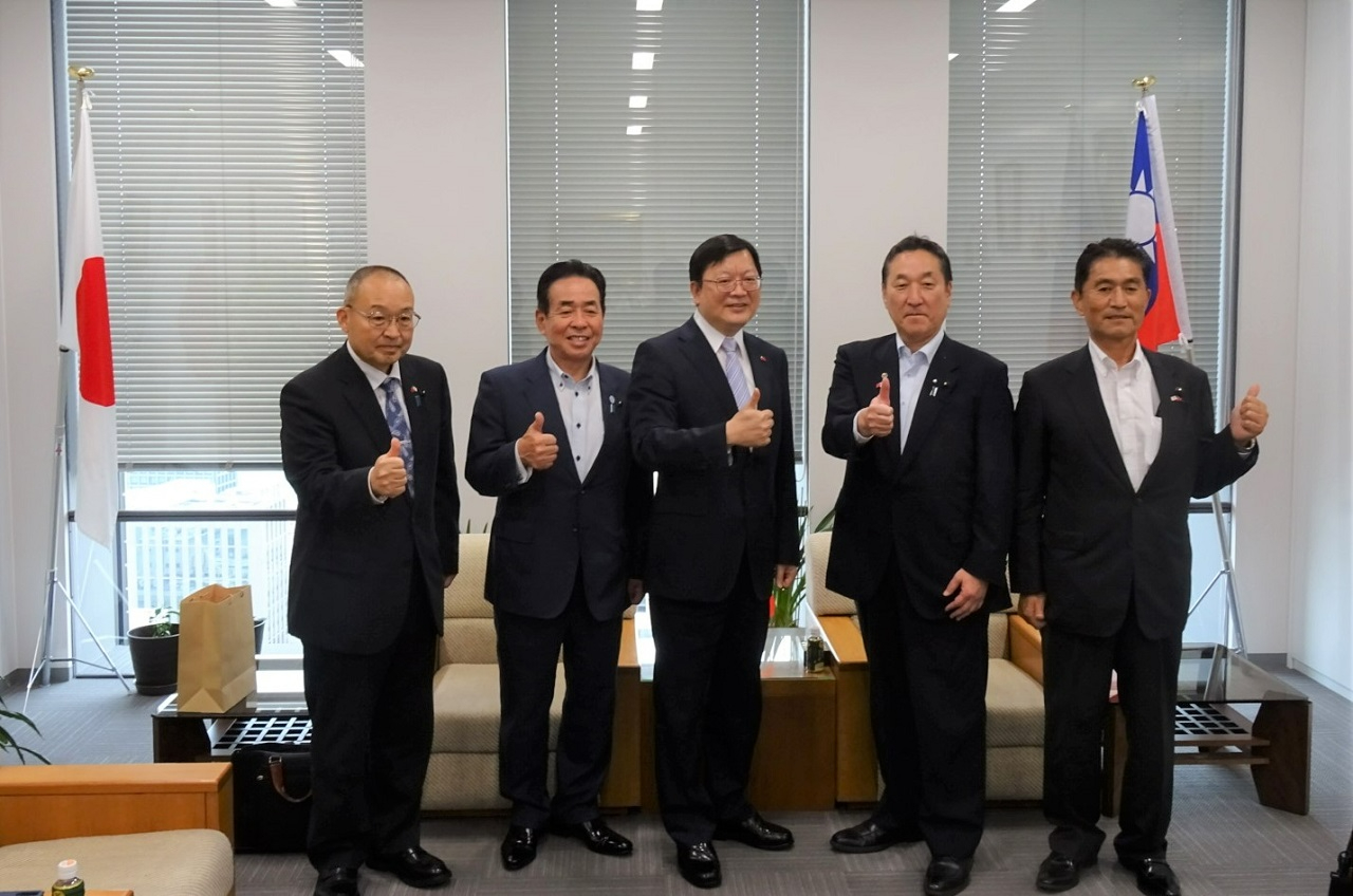 左起：青木議員、中森議長、洪處長、中嶋議員、田中議員