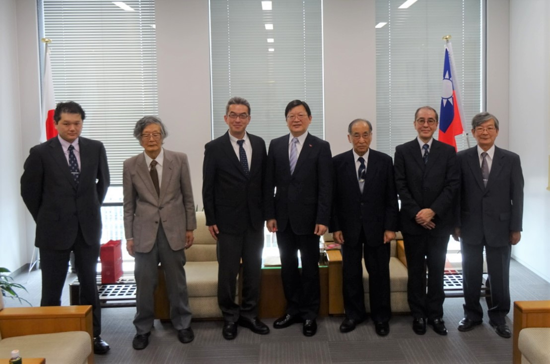 洪處長（中）與諸井會長（左三）等幹部合影