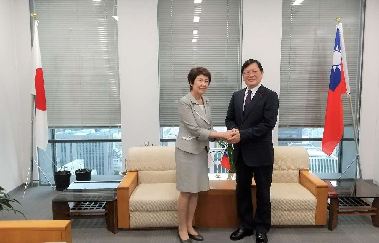 洪處長（右）與辻會長合影