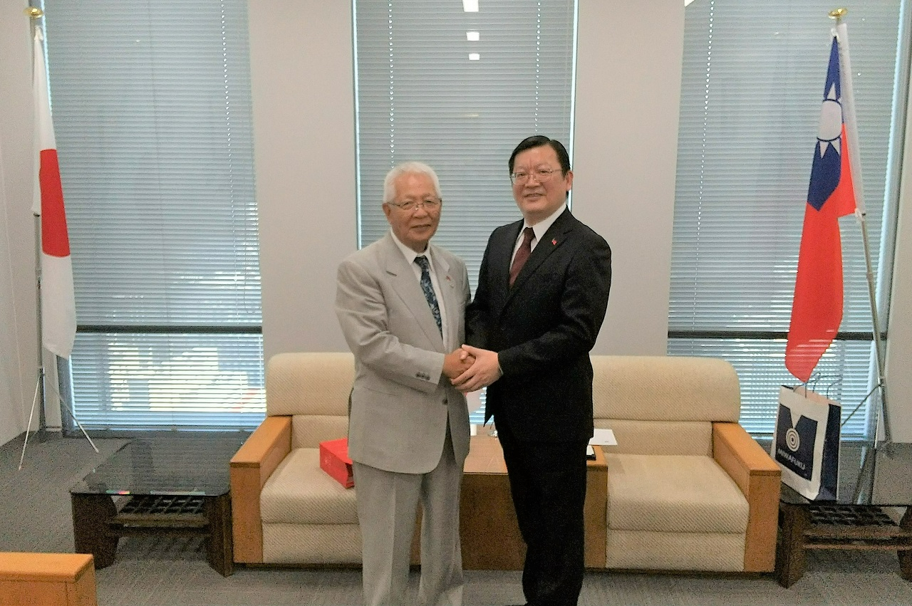 永野前會長（左）、洪處長（右）