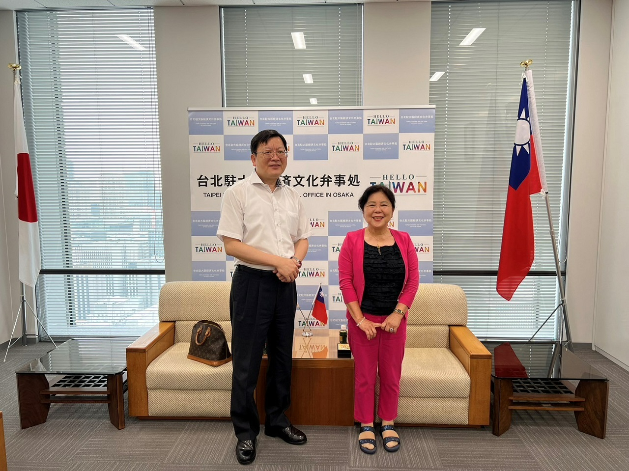 洪處長與深僑務顧問合影