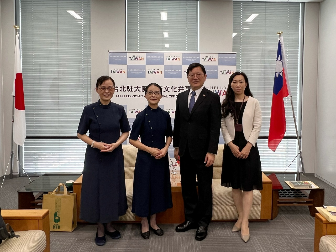 1.右2起洪處長、陳組長及林師姐