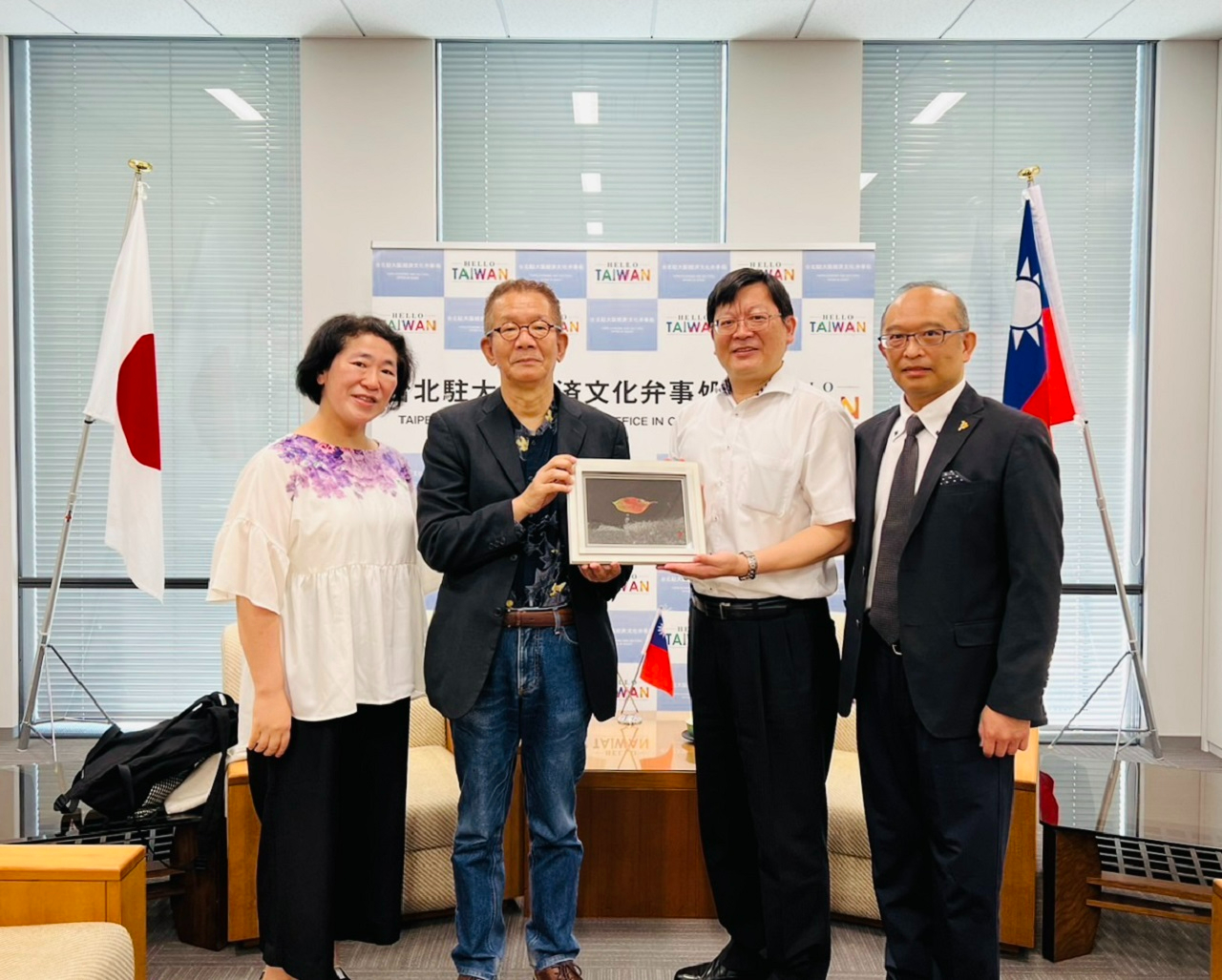 駐大阪辦事處洪英傑處長(右2)接見磯部重亀理事長(左2)及張義明老師(右1)