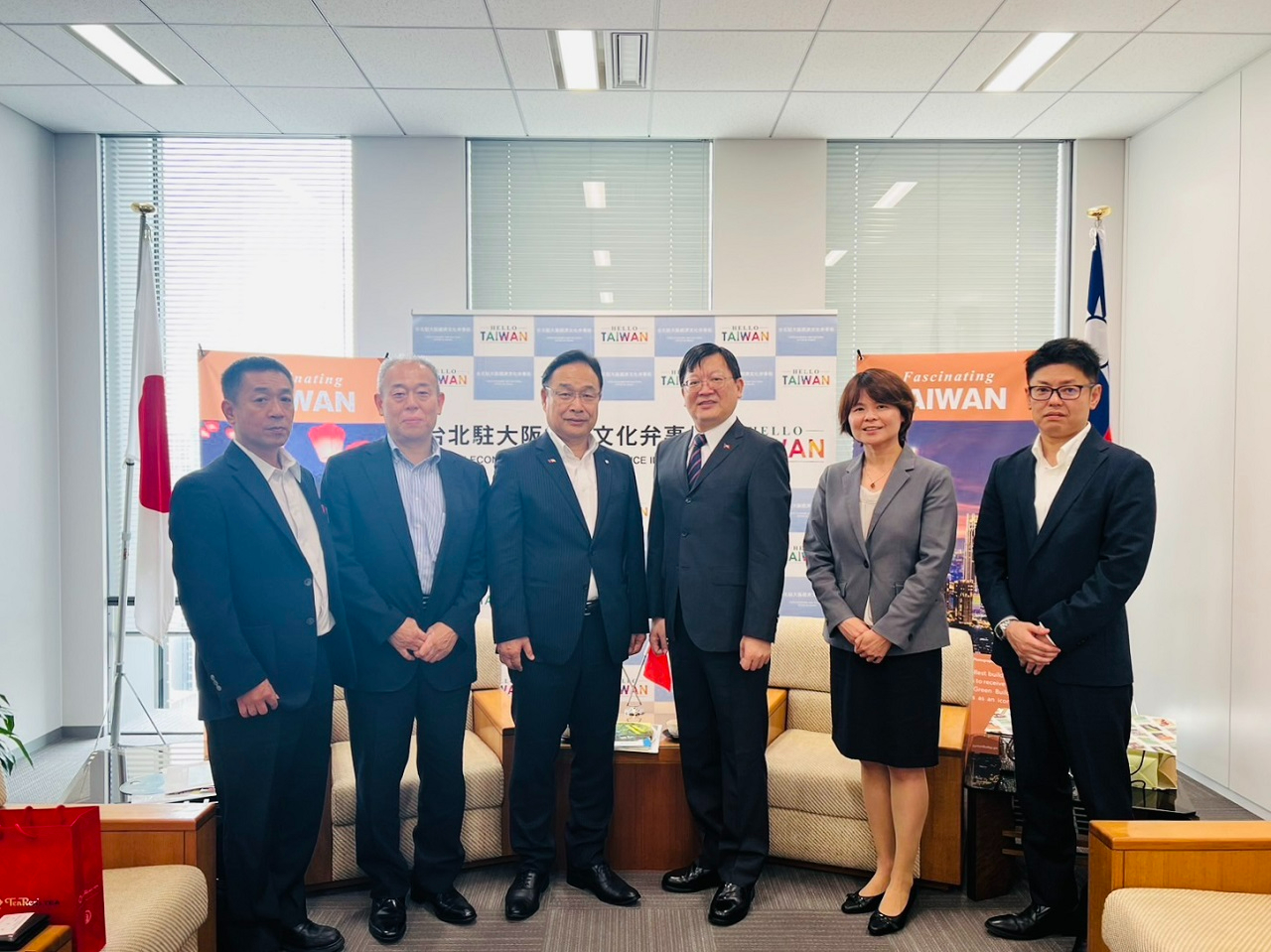 (左至右)美浜町觀光推廣課渡邊強課長、若狹美浜觀光協會牧野巧副會長、美浜町戶嶋秀樹町長、駐大阪辦事處洪英傑處長、林育柔秘書、美浜町武田定幸課長輔佐