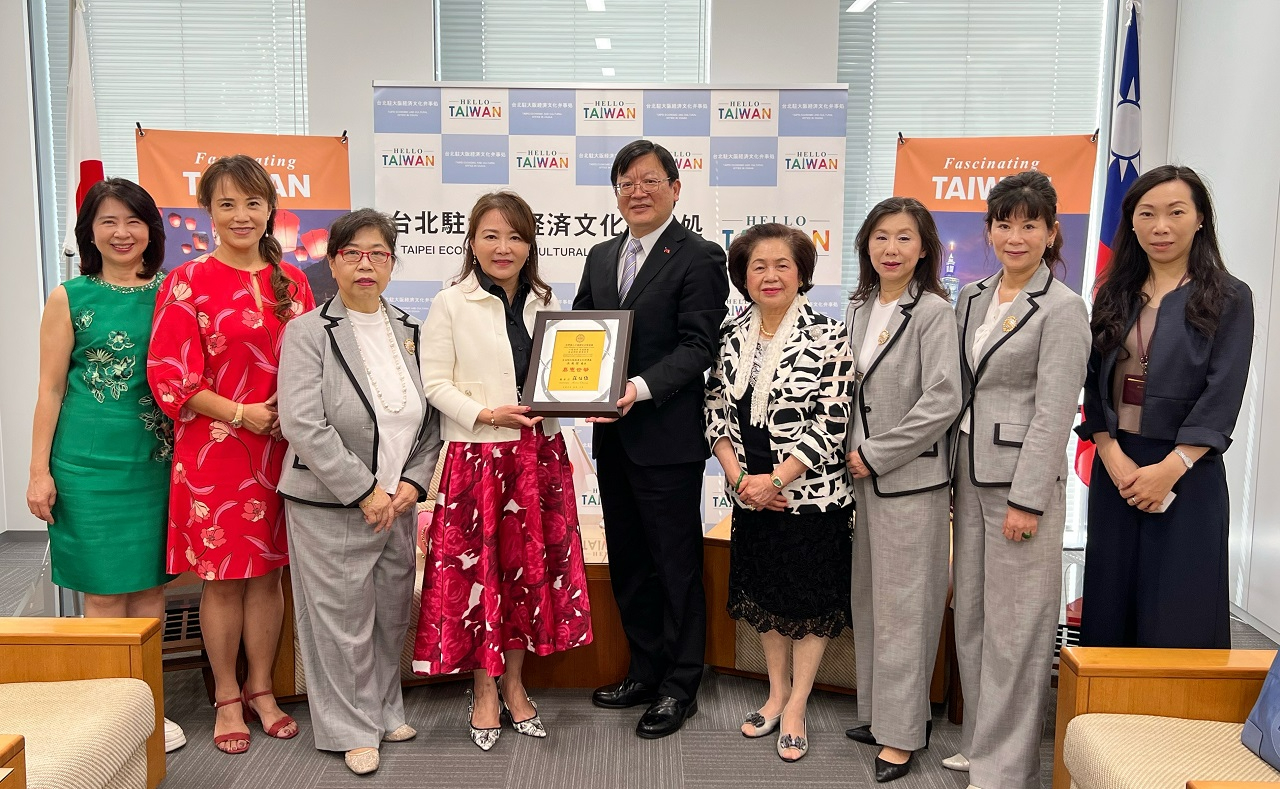 左4起莊總會長、洪處長、俞創會會長、劉會長