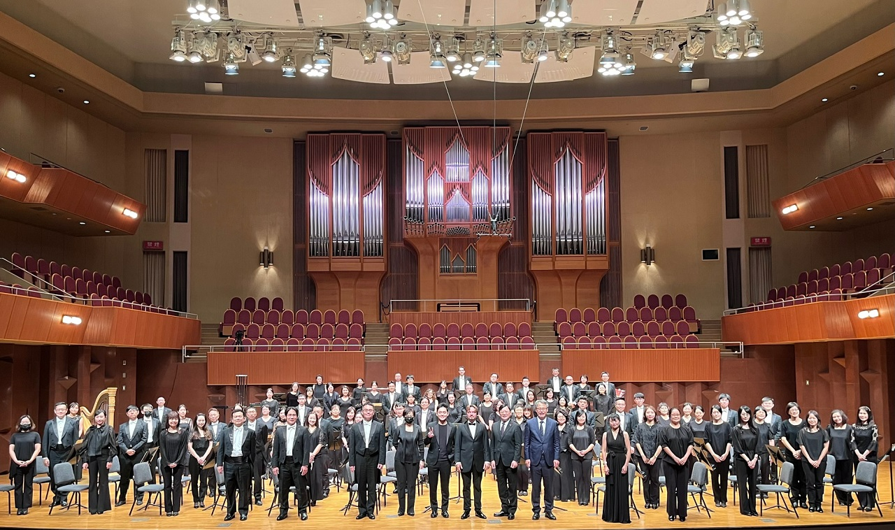 駐大阪辦事處洪英傑處長與國立臺灣交響樂團NTSO全體團員合影