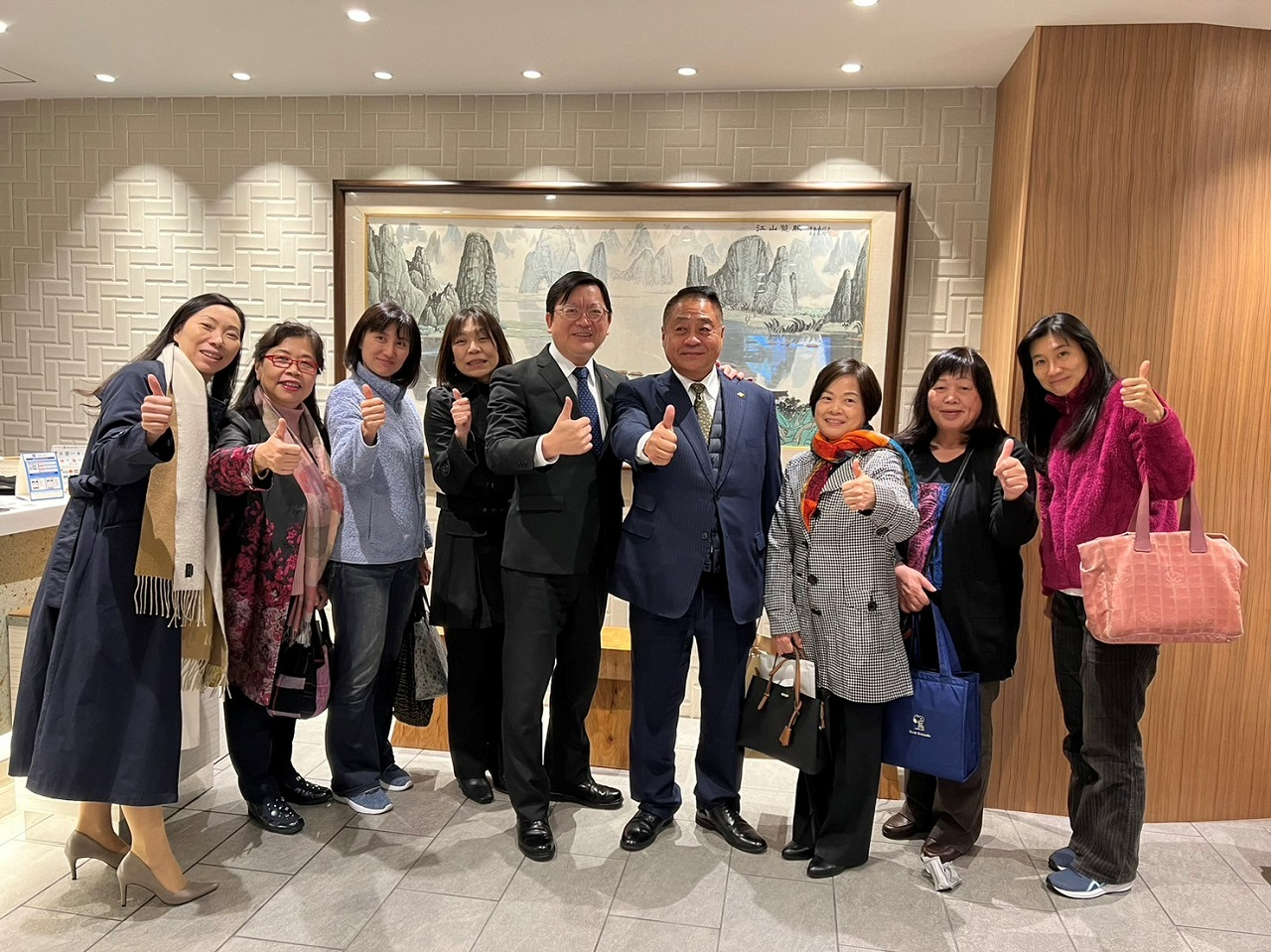 洪處長(左5)與李會長(右4)等幹部合影